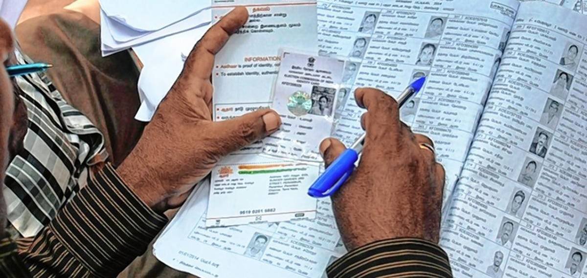 വോട്ടർ-ആധാർ ബന്ധിപ്പി‌ക്കൽ; ആധാർ വിവരങ്ങൾ നൽകാത്തവർ നേരിട്ടെത്തി വിശദീകരണം നൽകണമെന്ന് തെരഞ്ഞെടുപ്പ് കമ്മീഷൻ