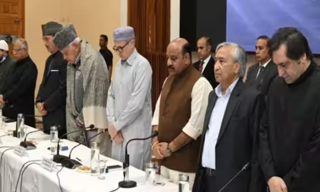 രാജ്യത്തെ കശ്മീർ സ്വദേശികളുടെ സുരക്ഷ ഉറപ്പാക്കണം ; ശ്രീനഗറിൽ ചേര്‍ന്ന സര്‍വകക്ഷി യോഗം സമാപിച്ചു