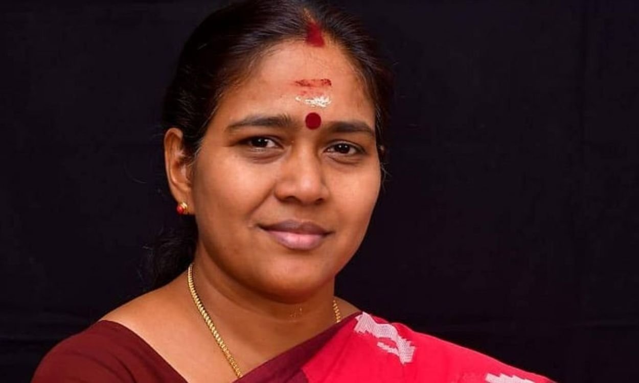 ശോഭ സുരേന്ദ്രന്റെ വീടിന് മുമ്പില്‍ സ്‌ഫോടക വസ്തു പൊട്ടിത്തെറിച്ചു, ആക്രമണം നടത്തിയത് ബൈക്കിലെത്തിയവര്‍