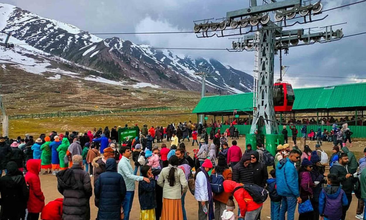 കശ്മീര്‍ താഴ് വരയില്‍ ഭീകരരുടെ സ്ലീപ്പര്‍ സെല്ലുകള്‍ സജീവമെന്ന് ഇന്റലിജന്‍സ് റിപ്പോര്‍ട്ട്; 48 വിനോദസഞ്ചാര കേന്ദ്രങ്ങള്‍ അടച്ചു