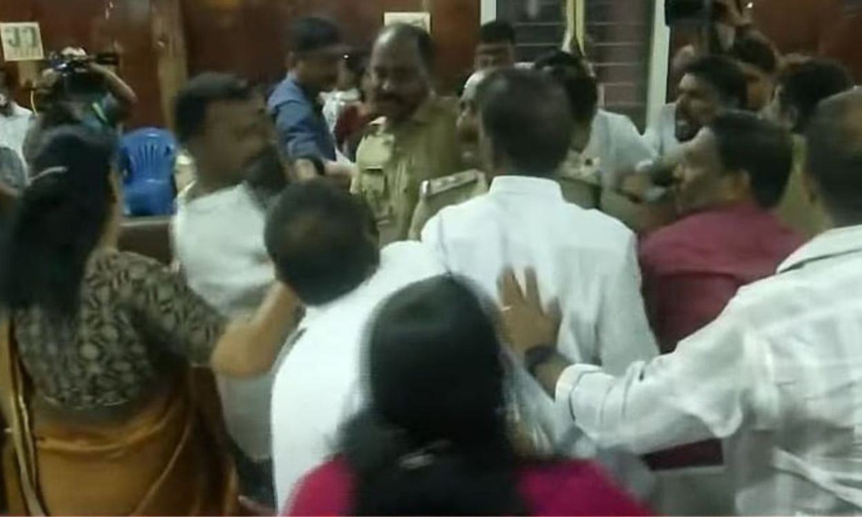 ഹെഡ്ഗേവാർ വിവാദം; പാലക്കാട് നഗരസഭയിൽ കയ്യാങ്കളി; ഏറ്റുമുട്ടി ബിജെപി കൗൺസിലർമാരും പ്രതിപക്ഷവും