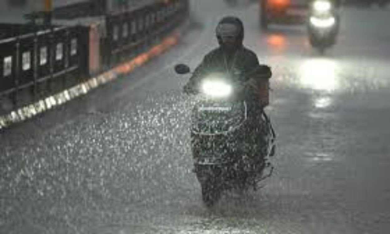 അതിശക്തമായ മഴ: ഇന്ന് രണ്ട് ജില്ലകളില്‍ ഓറഞ്ച് അലര്‍ട്ട്, രണ്ടിടത്ത് യെല്ലോ മുന്നറിയിപ്പ്