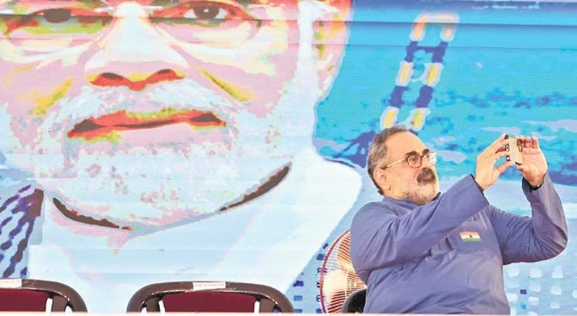 ‘പിന്‍വാതിലിലൂടെ ഇരിപ്പിടം തരപ്പെടുത്തി രാജീവ് ചന്ദ്രശേഖര്‍’; കുറ്റപ്പെടുത്തലുമായി ദേശാഭിമാനി എഡിറ്റോറിയല്‍