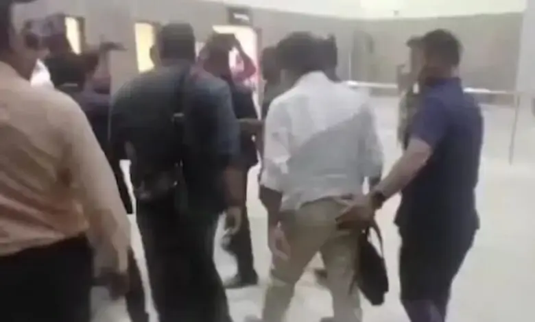 കരുർ ദുരന്തം: വിജയ് റാലിയിൽ 39 മരണം; വൻ പ്രതിഷേധത്തിനിടെ നിശ്ശബ്ദനായി മടങ്ങി, നടനെതിരെ കേസെടുക്കാൻ ആവശ്യം