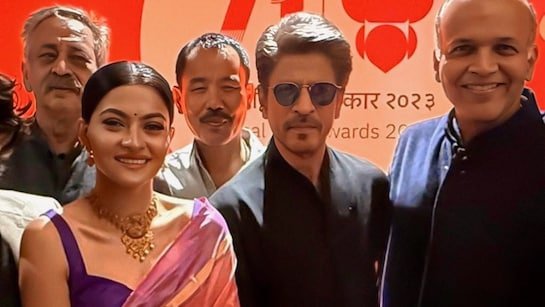 ഷാരൂഖ് ഖാനുമായി കൈകൊടുത്ത് ദേശീയ അവാർഡ് ജൂറി അംഗം: കൈ കൊടുത്തതിന് ശേഷം കൈ കഴുകിയില്ലെന്ന് വെളിപ്പെടുത്തൽ!