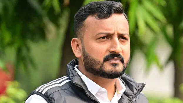 ലൈംഗികാരോപണത്തിൽ മൗനം, ശബരിമലയിൽ ബൈറ്റ്: രാഹുൽ മാങ്കൂട്ടത്തിലിന് മൈക്ക് വെച്ച മാധ്യമധാർമികത ചോദ്യം ചെയ്യപ്പെടുന്നു!